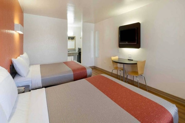 Foto van 2 tweepersoonsbedden (queensize) | Rookvrij - Vakantiehuis in Claremont - BedRoom