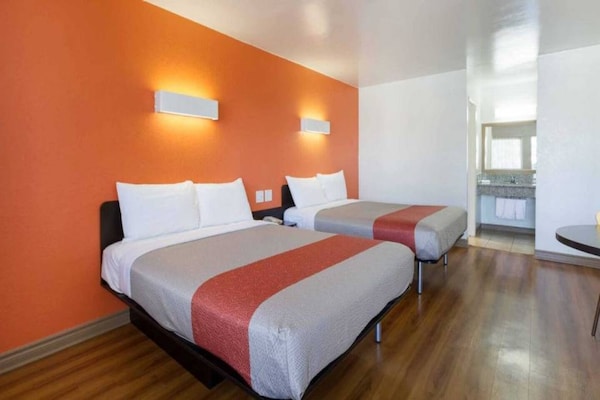Foto van 2 tweepersoonsbedden (queensize) | Rookvrij - Vakantiehuis in Claremont - BedRoom