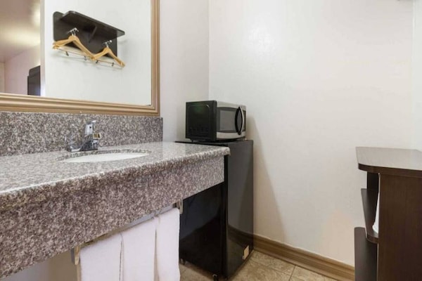 Foto van 2 tweepersoonsbedden (queensize) | Rookvrij - Vakantiehuis in Claremont - BathRoom