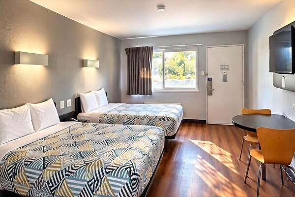 Foto van 2 tweepersoonsbedden (queensize) | Rookvrij - Vakantiehuis in Claremont - ExteriorSummer