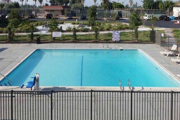 Foto van 2 tweepersoonsbedden (queensize) | Rookvrij - Vakantiehuis in Claremont - Pool