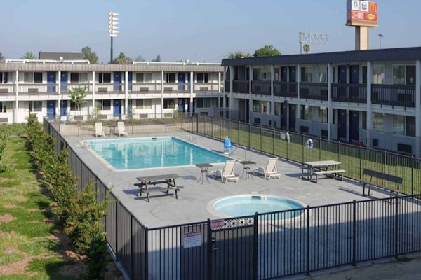 Foto van 2 tweepersoonsbedden (queensize) | Rookvrij - Vakantiehuis in Claremont - Pool