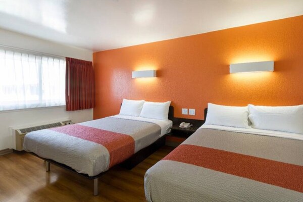 Foto van 2 tweepersoonsbedden (queensize) | Rookvrij - Vakantiehuis in Claremont - BedRoom