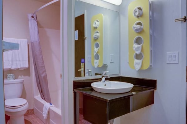 Foto van 1 tweepersoonsbed (queensize) | rolstoeltoegankelijk | NSMK - Facilities