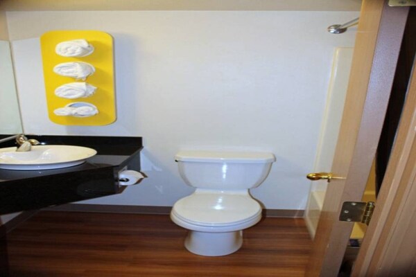 Foto van 2 tweepersoonsbedden | rolstoeltoegankelijk | NSMK - Facilities