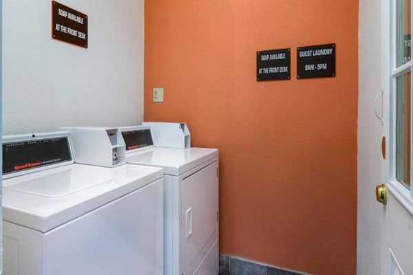 Foto van 2 tweepersoonsbedden | rolstoeltoegankelijk | NSMK - Facilities