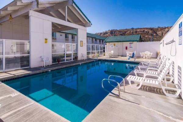 Foto van 1 tweepersoonsbed (queensize) | Roken toegestaan - Vakantiehuis in The Dalles - Pool
