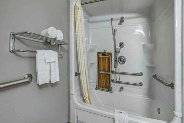 Foto van 1 tweepersoonsbed (queensize) | Magnetron (magnetron), rookvrij - BathRoom