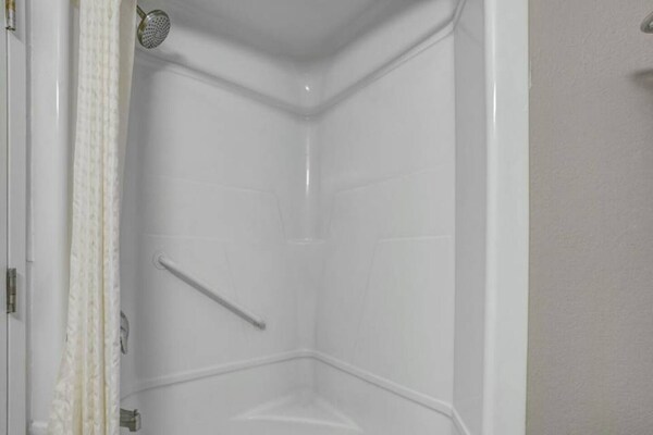 Foto van 1 tweepersoonsbed (queensize) | Magnetron (magnetron), rookvrij - BathRoom
