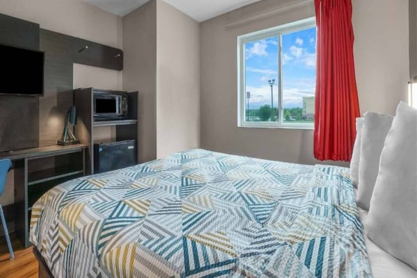 Foto van 1 tweepersoonsbed (queensize) | Toegankelijk, koelkast, NSMK - BedRoom