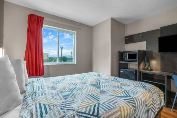 Foto van 1 tweepersoonsbed (queensize) | Toegankelijk, koelkast, NSMK - BedRoom