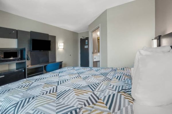 Foto van 1 tweepersoonsbed (queensize) | Toegankelijk, koelkast, NSMK - BedRoom