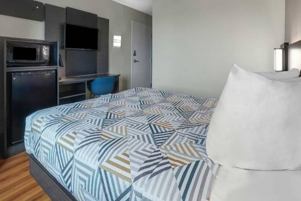 Foto van 1 tweepersoonsbed (queensize) | Toegankelijk, koelkast, NSMK - BedRoom