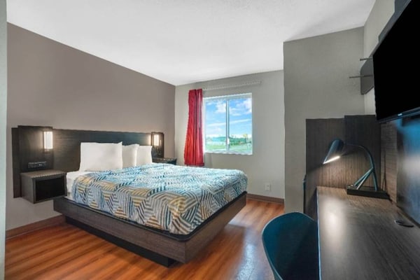 Foto van 1 tweepersoonsbed (queensize) | Toegankelijk, koelkast, NSMK - BedRoom