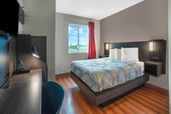 Foto van 1 tweepersoonsbed (queensize) | Toegankelijk, koelkast, NSMK - BedRoom