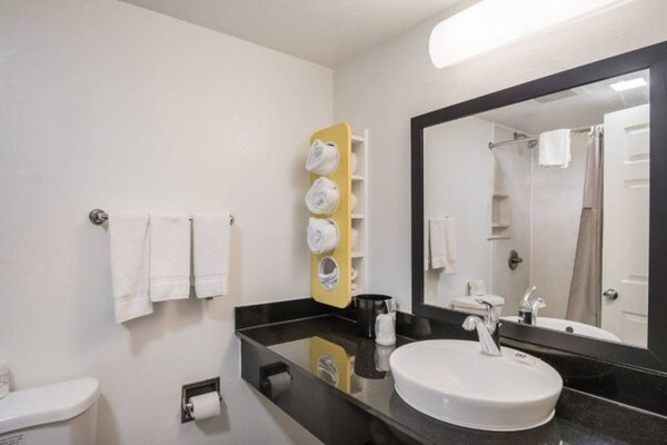 Foto van 1 kingsize bed | Badkuip met mobiele toegang Nsmk Micfridg - Facilities