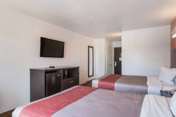 Foto van 2 tweepersoonsbedden | Niet-roken, koelkast - Vakantiehuis in Peoria IL - BedRoom
