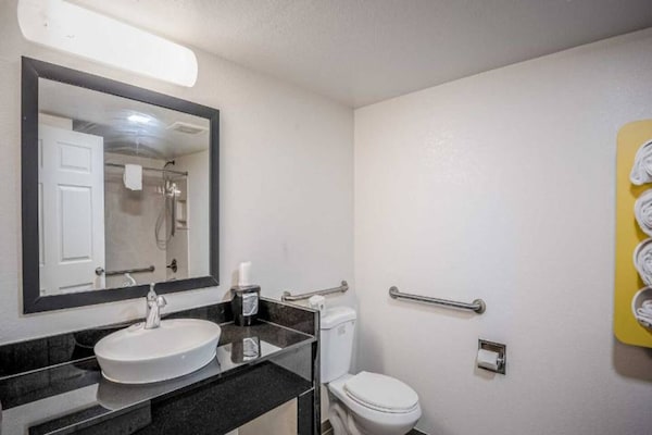 Foto van 1 kingsize bed | Rookvrij, koelkast - Vakantiehuis in Peoria IL - Facilities