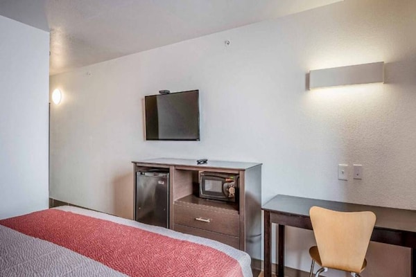 Foto van 1 kingsize bed | Rookvrij, koelkast - Vakantiehuis in Peoria IL - Facilities