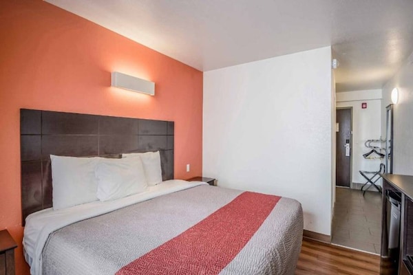 Foto van 1 kingsize bed | Rookvrij, koelkast - Vakantiehuis in Peoria IL - Facilities