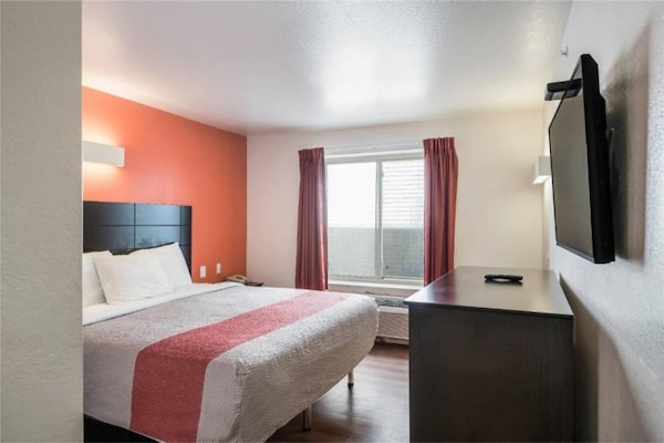 Foto van 1 kingsize bed | Rookvrij, koelkast - Vakantiehuis in Peoria IL - Facilities