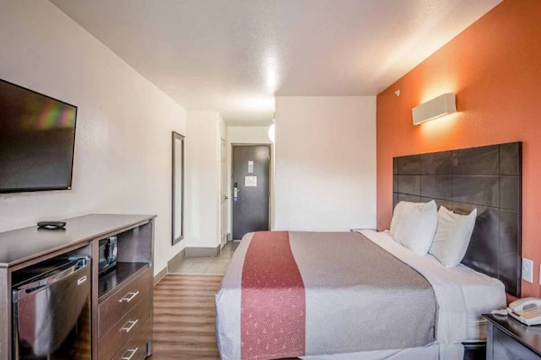 Foto van 1 kingsize bed | Rookvrij, koelkast - Vakantiehuis in Peoria IL - BedRoom