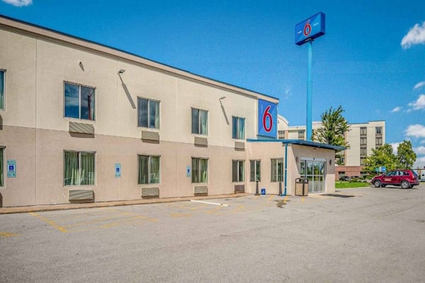 Foto van 1 kingsize bed | Rookvrij, koelkast - Vakantiehuis in Peoria IL - Facilities
