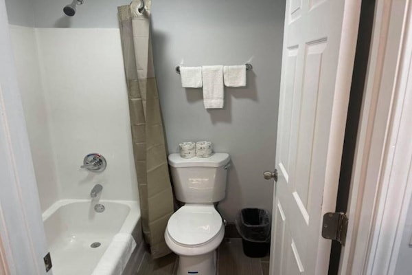 Foto van 1 tweepersoonsbed (Queensize) | NSMK keuken, slaapbank - BathRoom