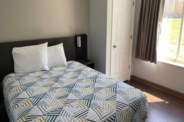 Foto van 1 tweepersoonsbed (queensize) | Rookvrij, slaapbank - BedRoom