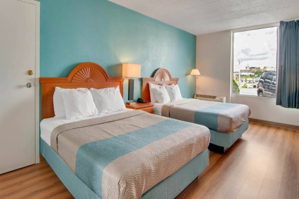 Foto van 2 tweepersoonsbedden (queensize) | Roken toegestaan, koelkast - BedRoom