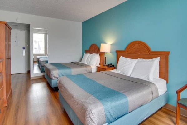 Foto van 2 tweepersoonsbedden (queensize) | Roken toegestaan, koelkast - BedRoom