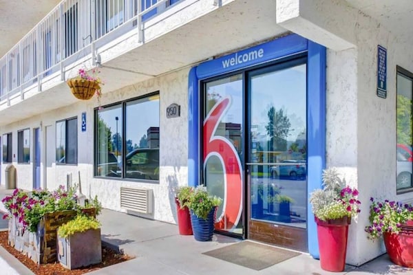 Foto van 1 tweepersoonsbed (Queensize) | Medford, OR - Vakantiehuis in Medford OR - ExteriorSummer