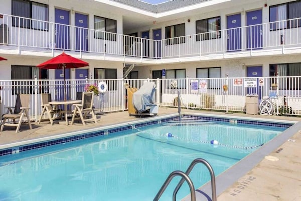 Foto van 2 tweepersoonsbedden | Medford, Oregon - Vakantiehuis in Medford OR - Pool