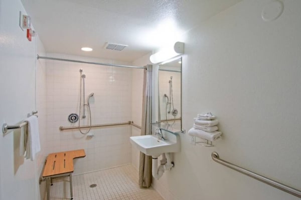 Foto van 1 tweepersoonsbed (Queensize) | Redding, Californië - BathRoom