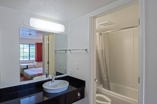 Foto van 2 queensize bedden | Premium, Micfridge - Vakantiehuis in Redding CA - BedRoom