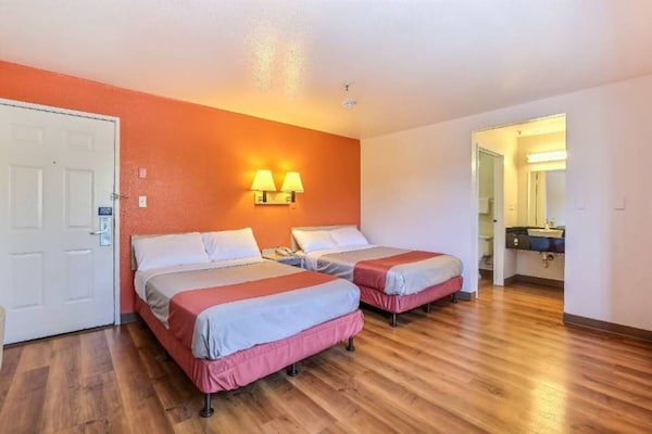 Foto van 2 queensize bedden | Premium, Micfridge - Vakantiehuis in Redding CA - BedRoom