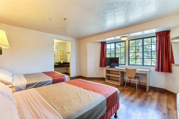 Foto van 2 queensize bedden | Premium, Micfridge - Vakantiehuis in Redding CA - BedRoom