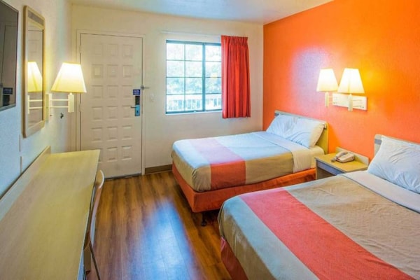 Foto van 2 queensize bedden | Premium, Micfridge - Vakantiehuis in Redding CA - BedRoom