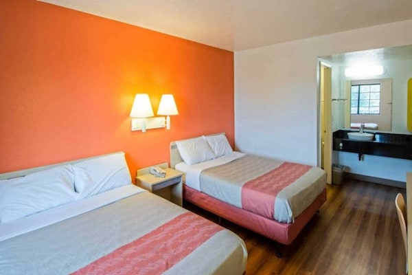 Foto van 2 queensize bedden | Premium, Micfridge - Vakantiehuis in Redding CA - BedRoom