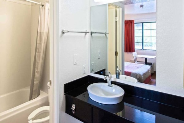 Foto van 2 queensize bedden | Premium, Micfridge - Vakantiehuis in Redding CA - BathRoom