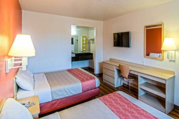 Foto van 2 queensize bedden | Premium, Micfridge - Vakantiehuis in Redding CA - BedRoom