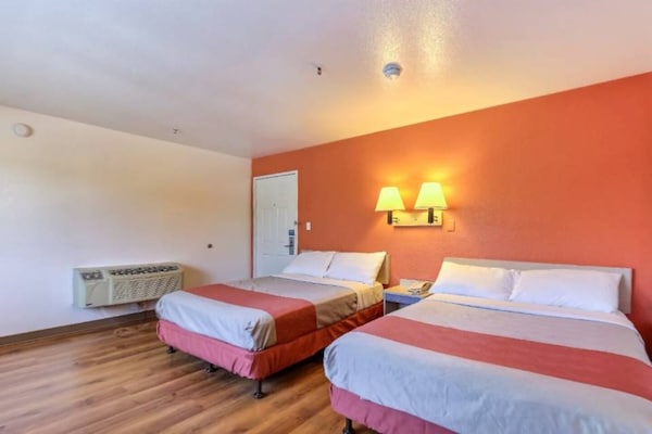Foto van 2 queensize bedden | Premium, Micfridge - Vakantiehuis in Redding CA - BedRoom