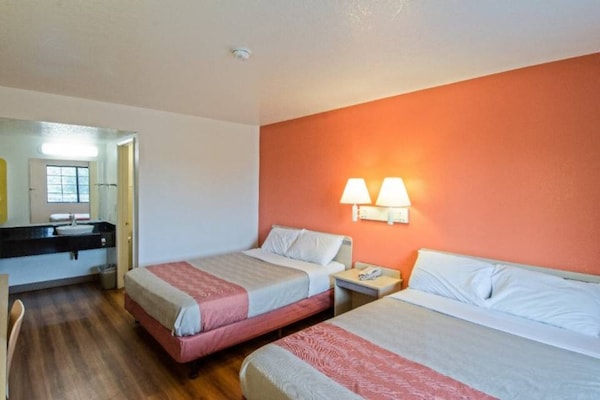 Foto van 2 queensize bedden | Premium, Micfridge - Vakantiehuis in Redding CA - BedRoom