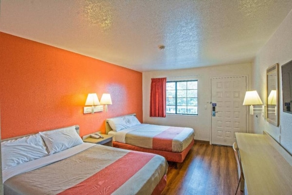 Foto van 2 queensize bedden | Premium, Micfridge - Vakantiehuis in Redding CA - BedRoom