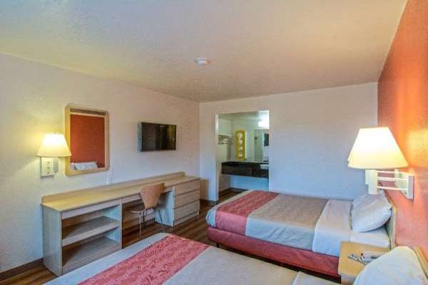 Foto van 2 queensize bedden | Premium, Micfridge - Vakantiehuis in Redding CA - BedRoom