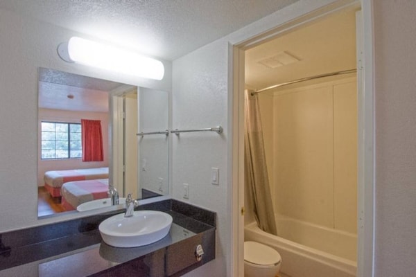 Foto van 2 queensize bedden | Premium, Micfridge - Vakantiehuis in Redding CA - BedRoom