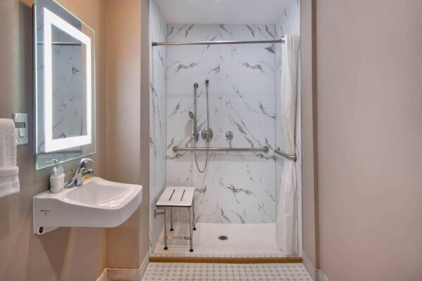 Foto van 1 kingsize bed | Rookvrij, Keuken - Vakantiehuis in Eureka - BathRoom