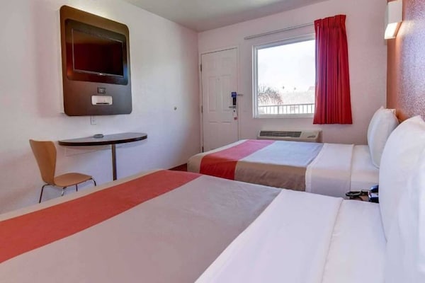 Foto van 2 tweepersoonsbedden | Nieuw ontworpen, NSMK, Bekijk - BedRoom