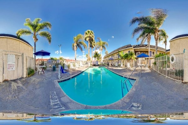 Foto van 2 tweepersoonsbedden | Rookvrij - Vakantiehuis in Riverside - Pool