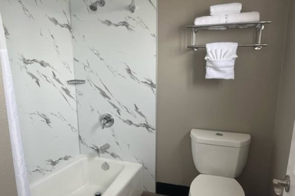 Foto van 2 tweepersoonsbedden | Rookvrij, Keuken - Vakantiehuis in Eureka - BathRoom